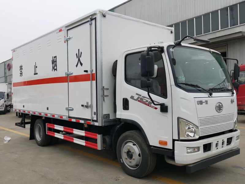 解放5.5米/5.2米易燃固體廂式運(yùn)輸車